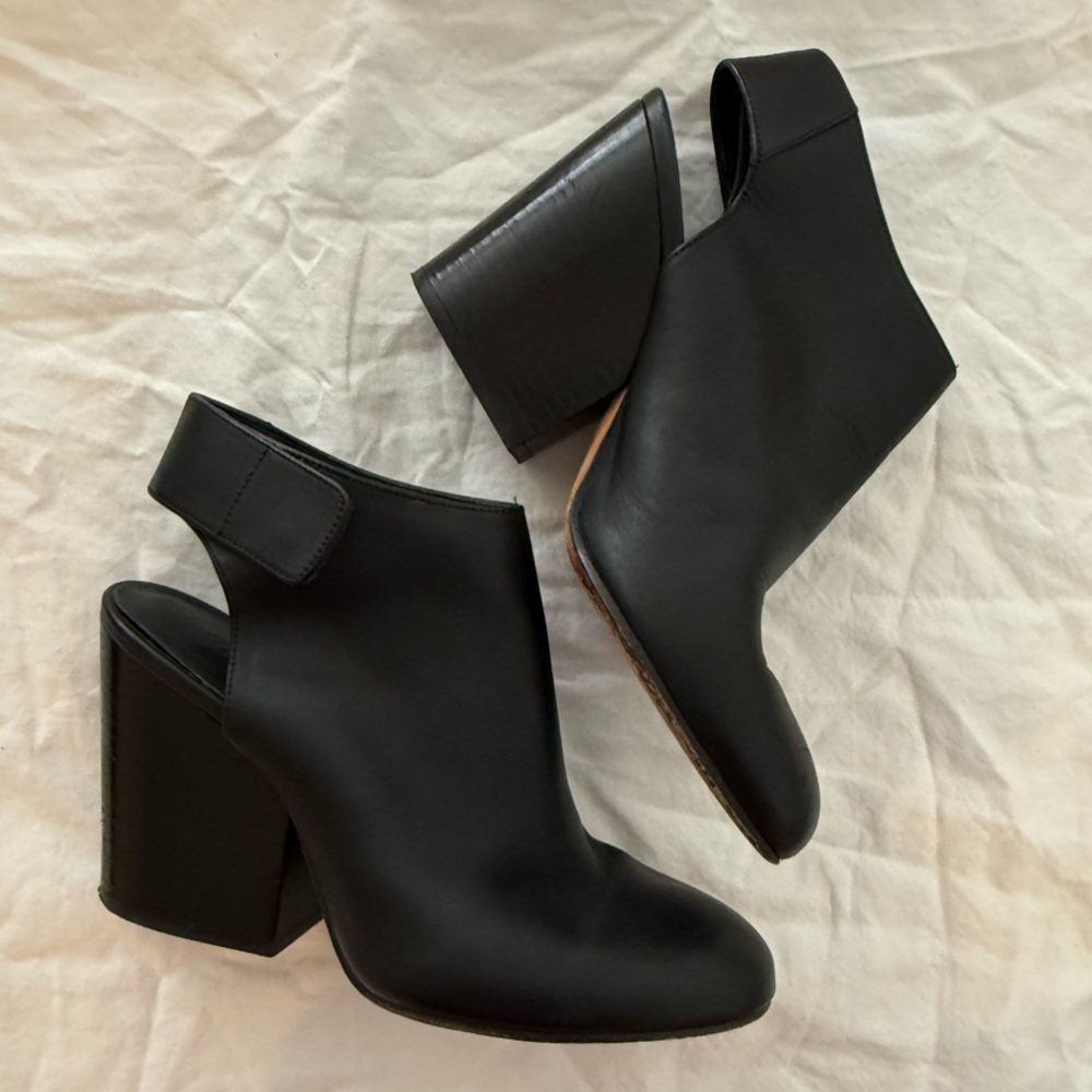 Vince - Elegant block heel ankle boots - black - 7